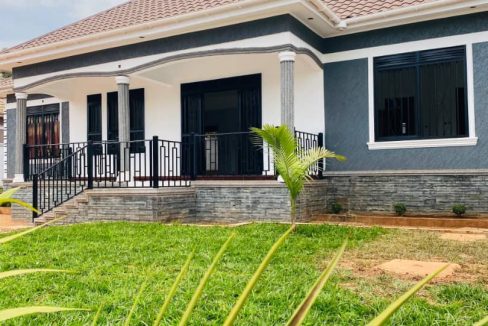 Luxurious 4-Bedroom Home for Sale – Kajansi