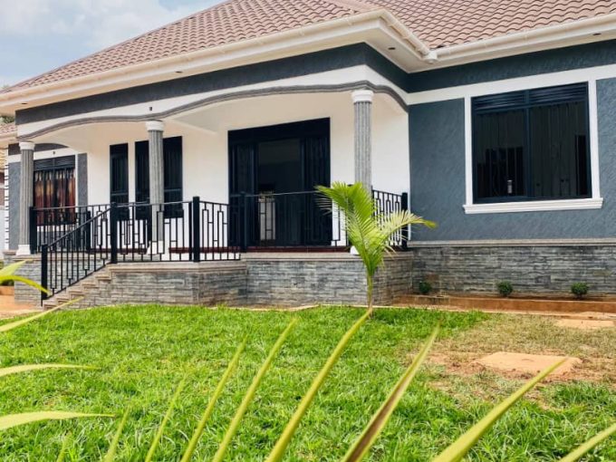 Luxurious 4-Bedroom Home for Sale – Kajansi