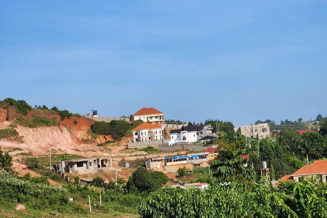 Four Prime Plots for Sale in Kitende Kitovu Hill – Private Mailo (50×100ft)