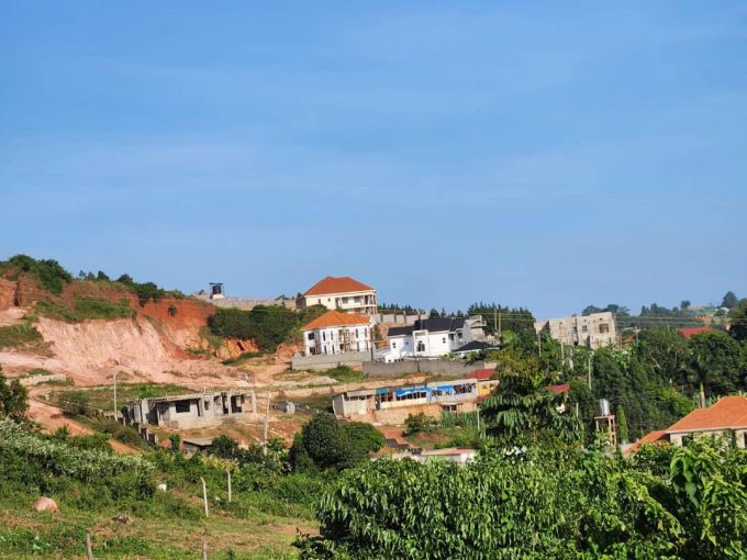 Four Prime Plots for Sale in Kitende Kitovu Hill – Private Mailo (50×100ft)