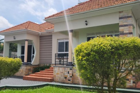 Elegant 3 Bedroom Home for Sale in Namulanda | Tarmac Access via Lutembe Road