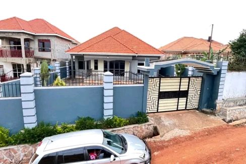 Luxury 4 Bedroom Family Home for Sale in Kitende Sekiwunga | Overlooking Akright Estate