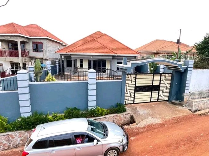 Luxury 4 Bedroom Family Home for Sale in Kitende Sekiwunga | Overlooking Akright Estate
