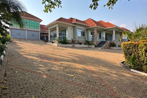 Luxury Executive Home for Sale in Kira Nakwero | 2 Acres of Prime Residential Land