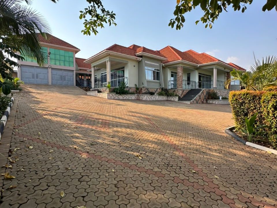 Luxury Executive Home for Sale in Kira Nakwero | 2 Acres of Prime Residential Land