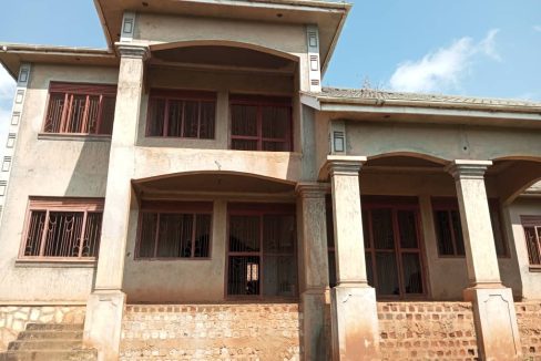 4-Bedroom House on 1 Acre & 30 Decimals for Sale in Nakawuka – UGX 380M