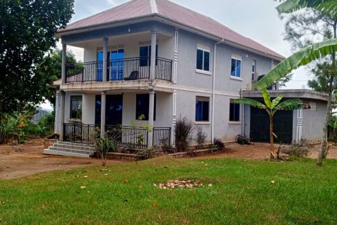 Quick Sale: 4-Bedroom Country Home on 2 Acres in Matugga Kanyanda–Semuto Road – UGX 340M