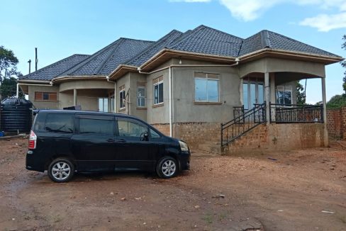 7-Bedroom House on Half Acre for Sale in Matugga – UGX 300M
