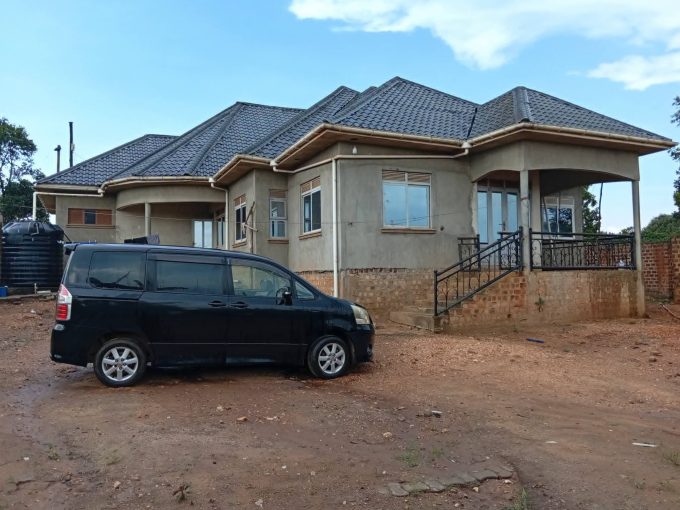 7-Bedroom House on Half Acre for Sale in Matugga – UGX 300M