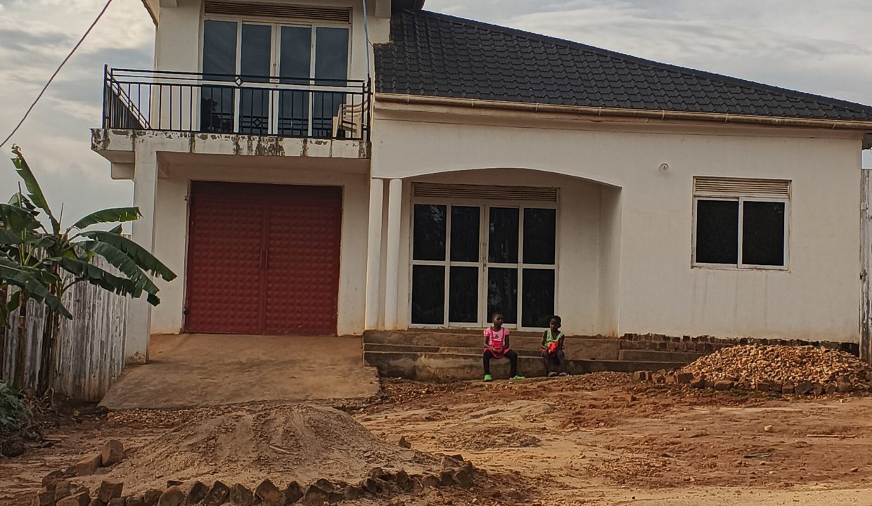 3-Bedroom Flat House for Sale in Matugga Town on 50×100ft Titled Land – UGX 95M