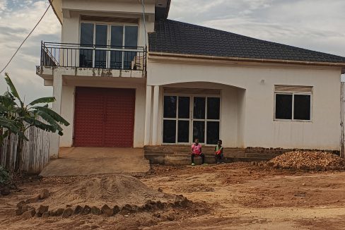 3-Bedroom Flat House for Sale in Matugga Town on 50×100ft Titled Land – UGX 95M