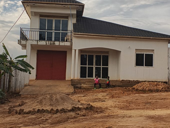 3-Bedroom Flat House for Sale in Matugga Town on 50×100ft Titled Land – UGX 95M